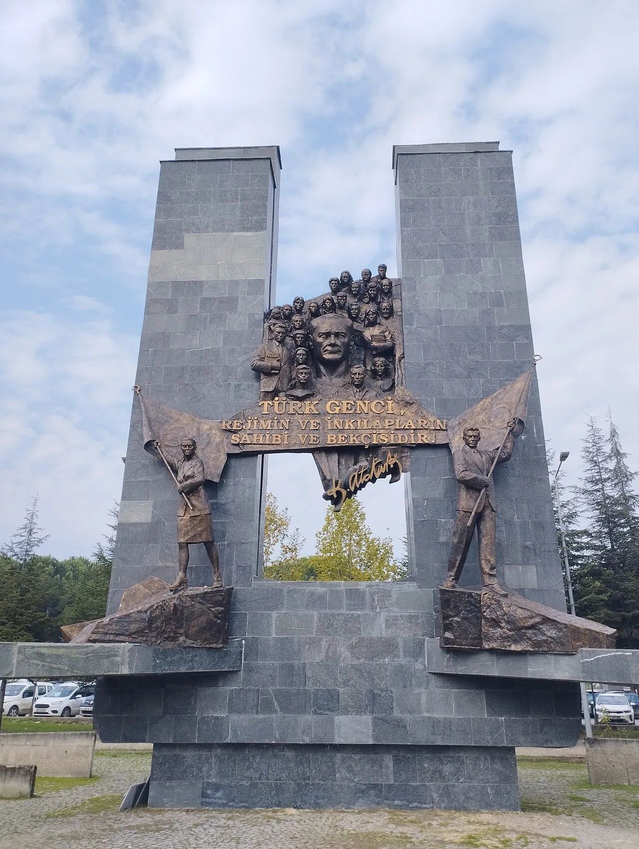 Atatürk ve Gençlik Anıtı - Bursa