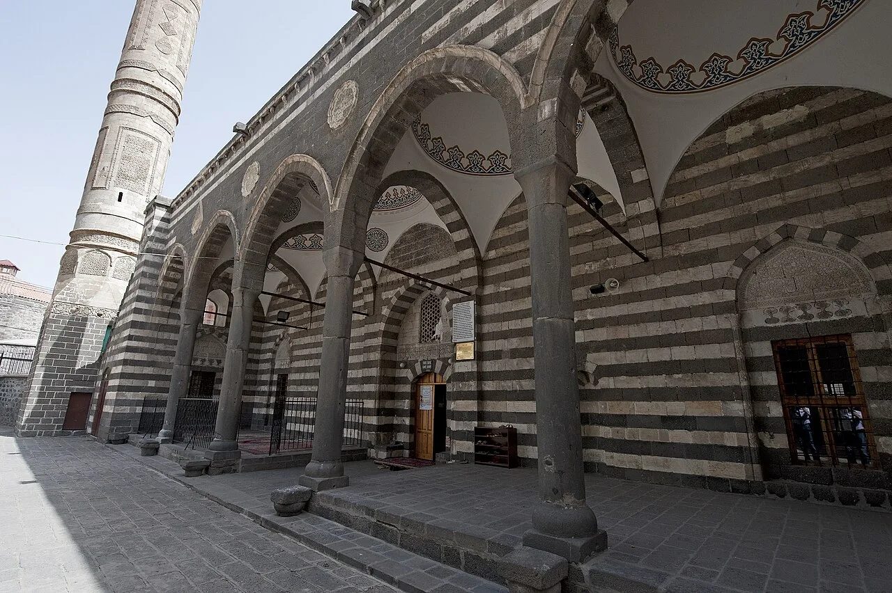 Parlı Safa Camii - Diyarbakır