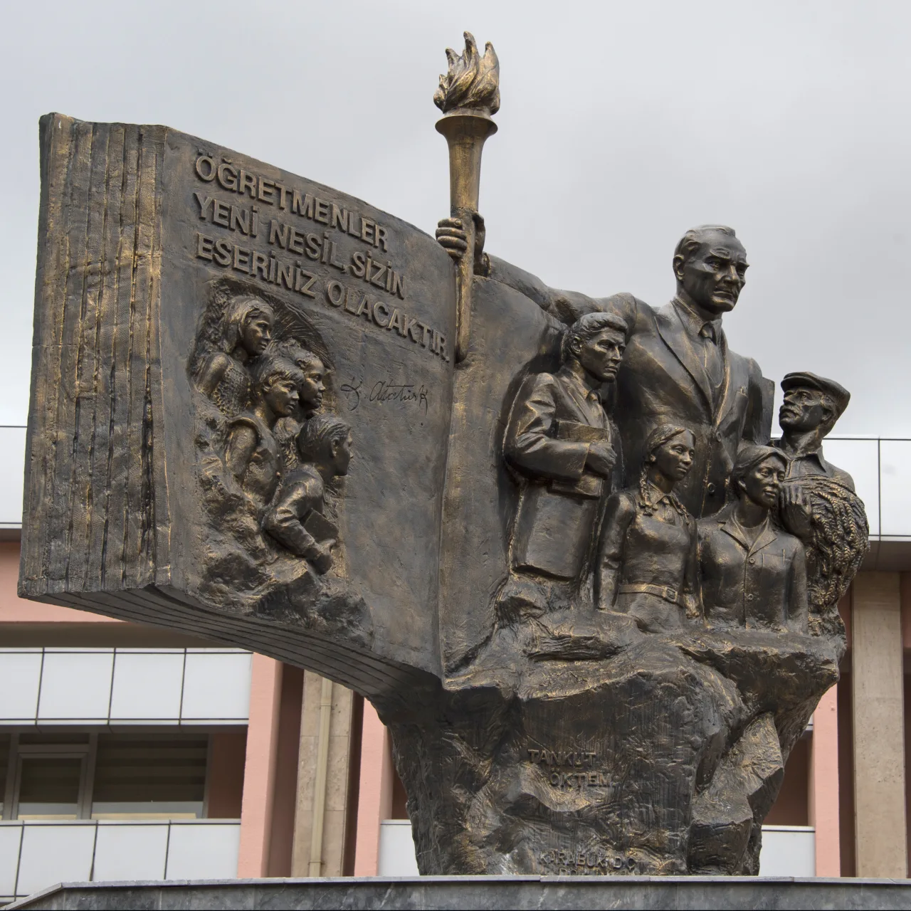 Başöğretmen Atatürk Anıtı - İstanbul