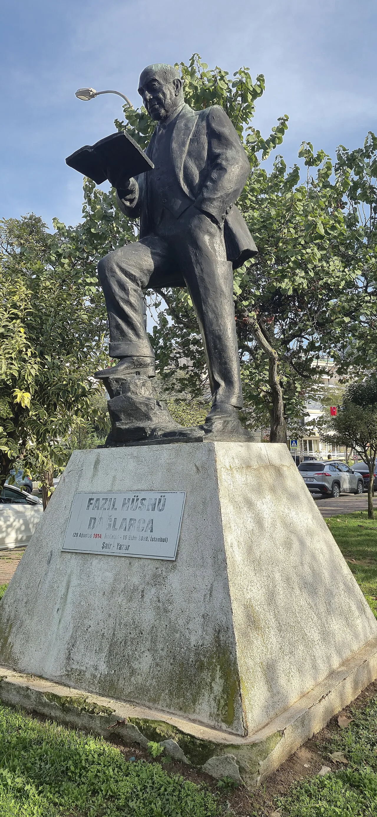 Fazıl Hüsnü Dağlarca Heykeli - İstanbul