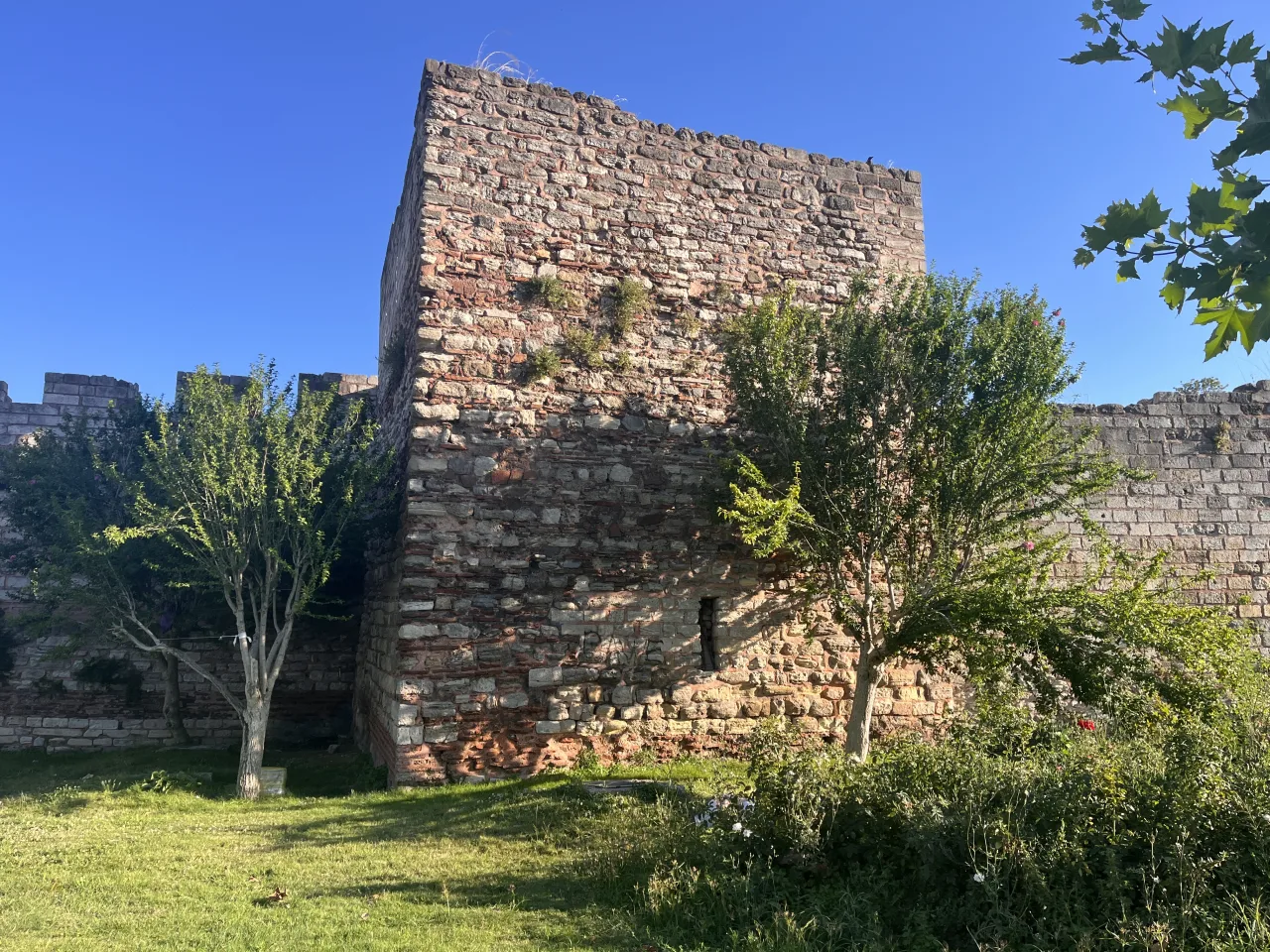 Haliç Surları, 1. Kule - İstanbul