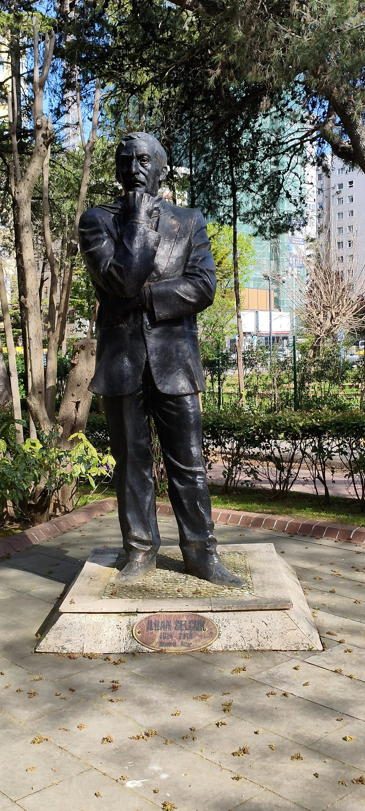 İlhan Selçuk Heykeli - İstanbul