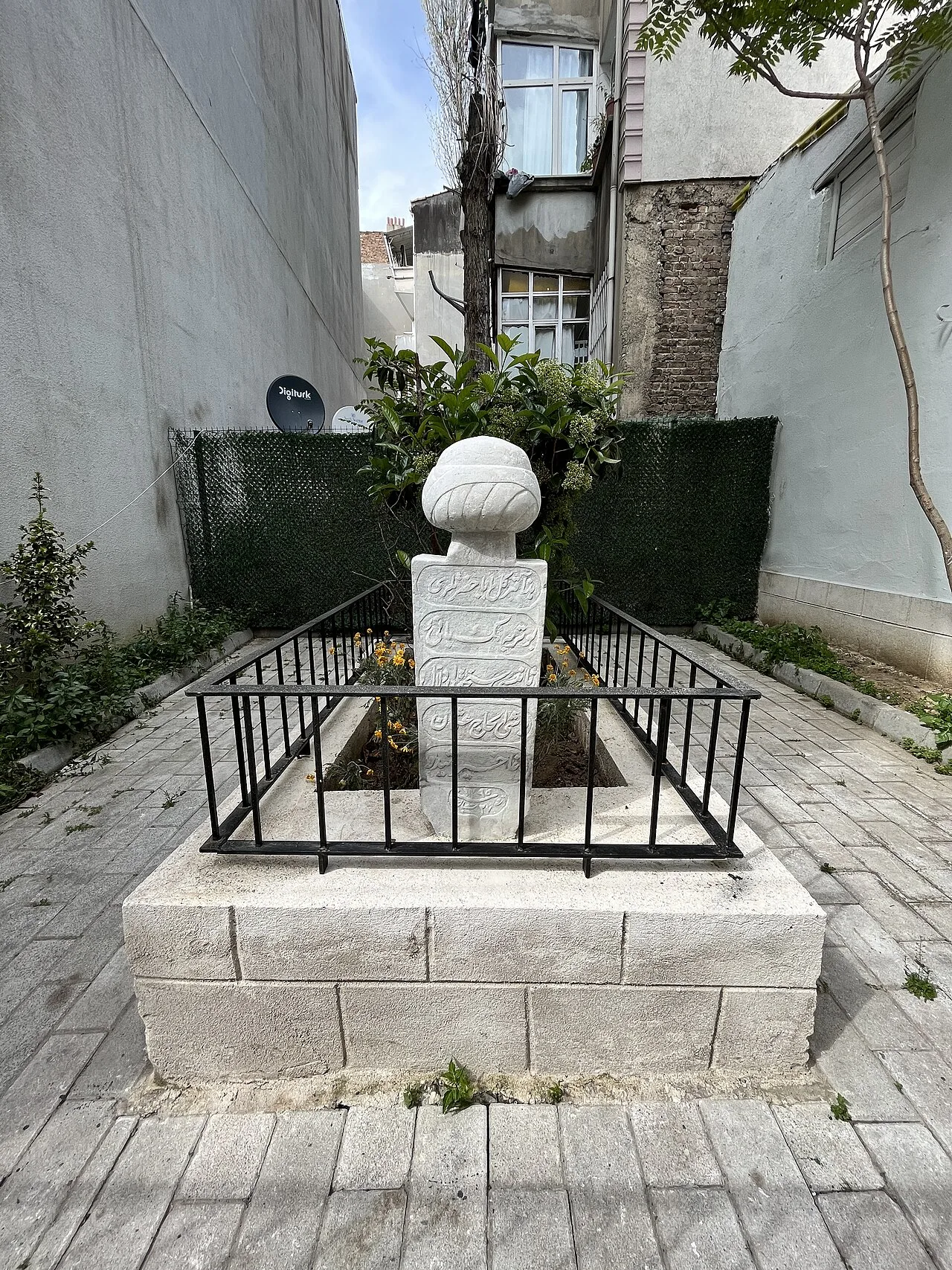 Karagümrük Gül Baba Türbesi - İstanbul