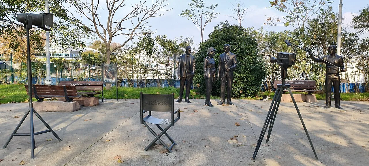 Küçük Hanımefendi Film Seti Heykelleri - İstanbul