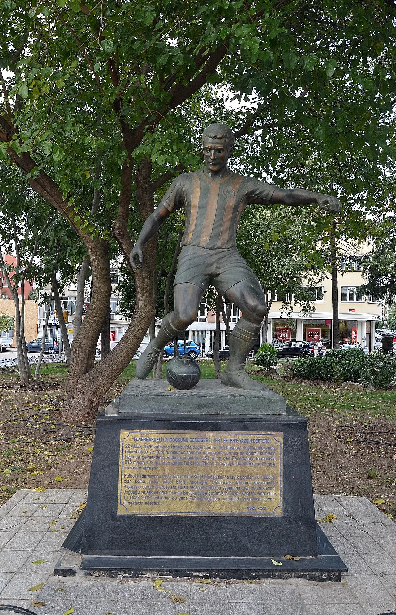 Lefter Küçükandonyadis Heykeli - İstanbul