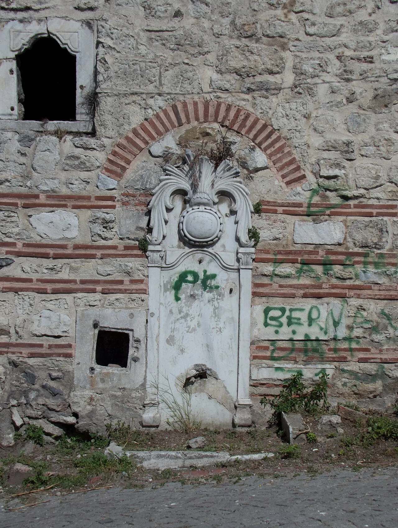 Namahrem Sokak Duvar Çeşmesi - İstanbul