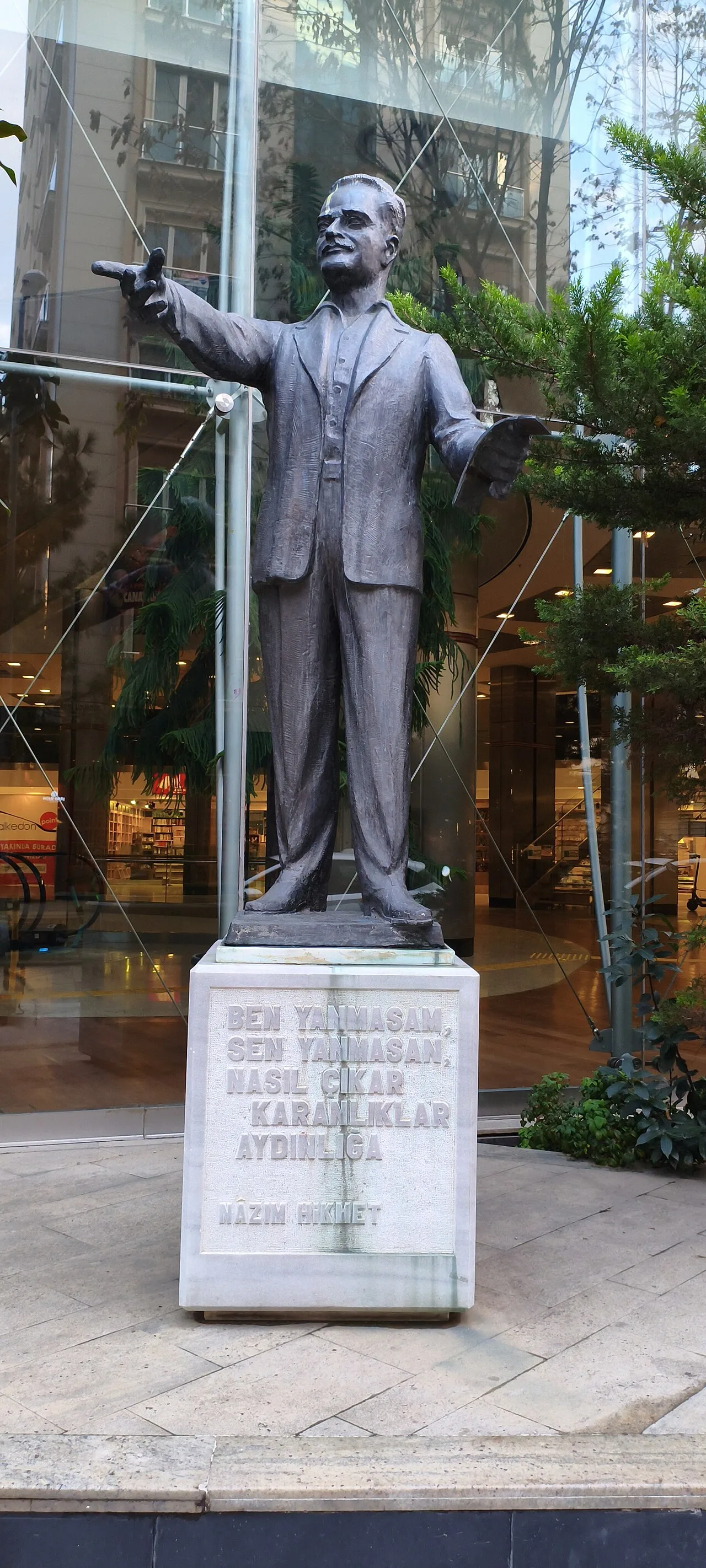 Nazım Hikmet Heykeli, Kadıköy - İstanbul