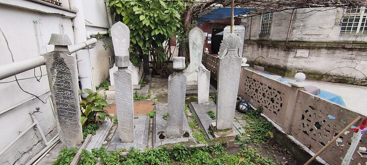 Tezgahçılar Mosque Hazire - İstanbul