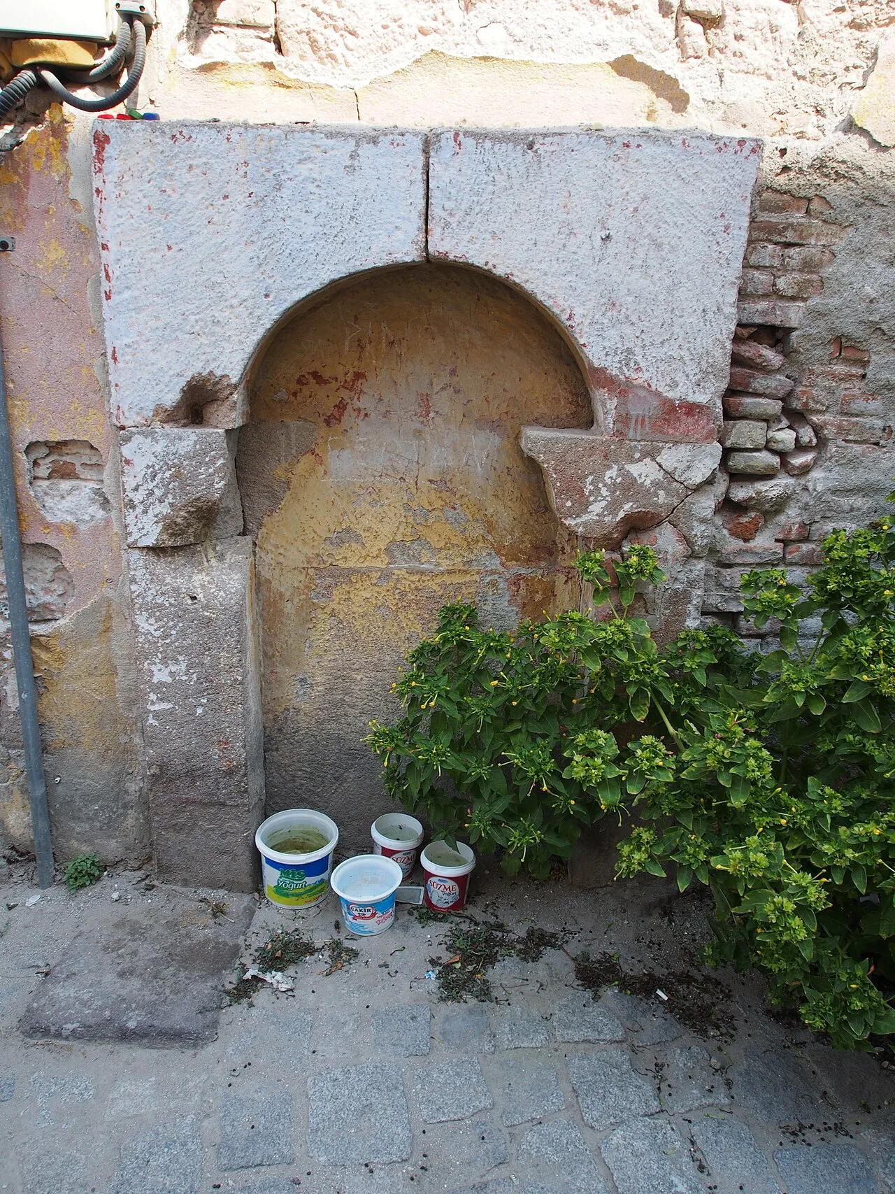 Ay Sokak Çeşmesi - İzmir