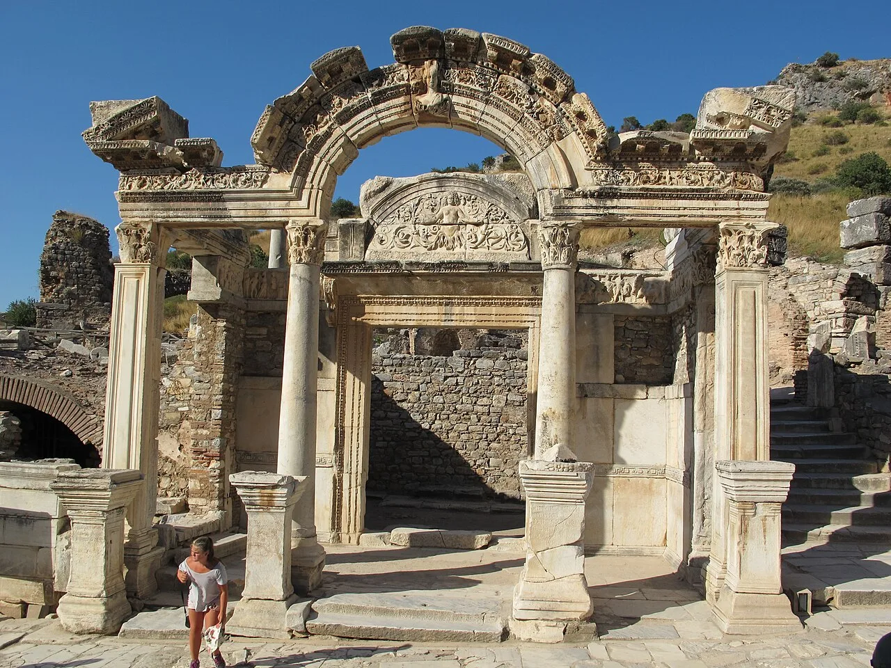 Hadrianus Tapınağı (Embolos) - İzmir