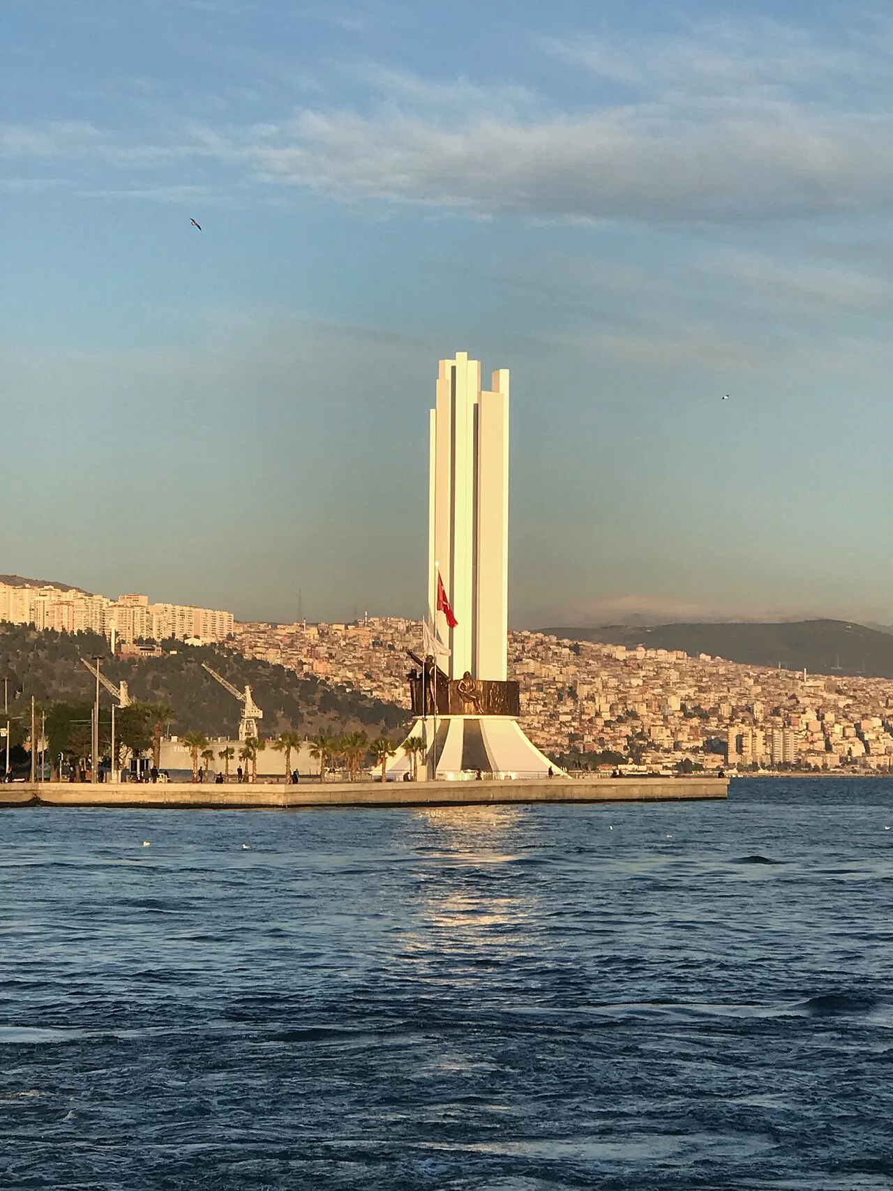 Kadın Anıtı - İzmir
