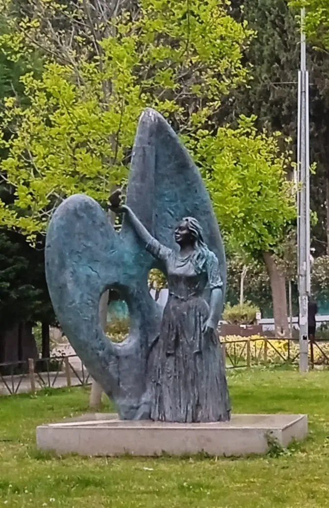 Meçhul Kadın Anıtı - İzmir