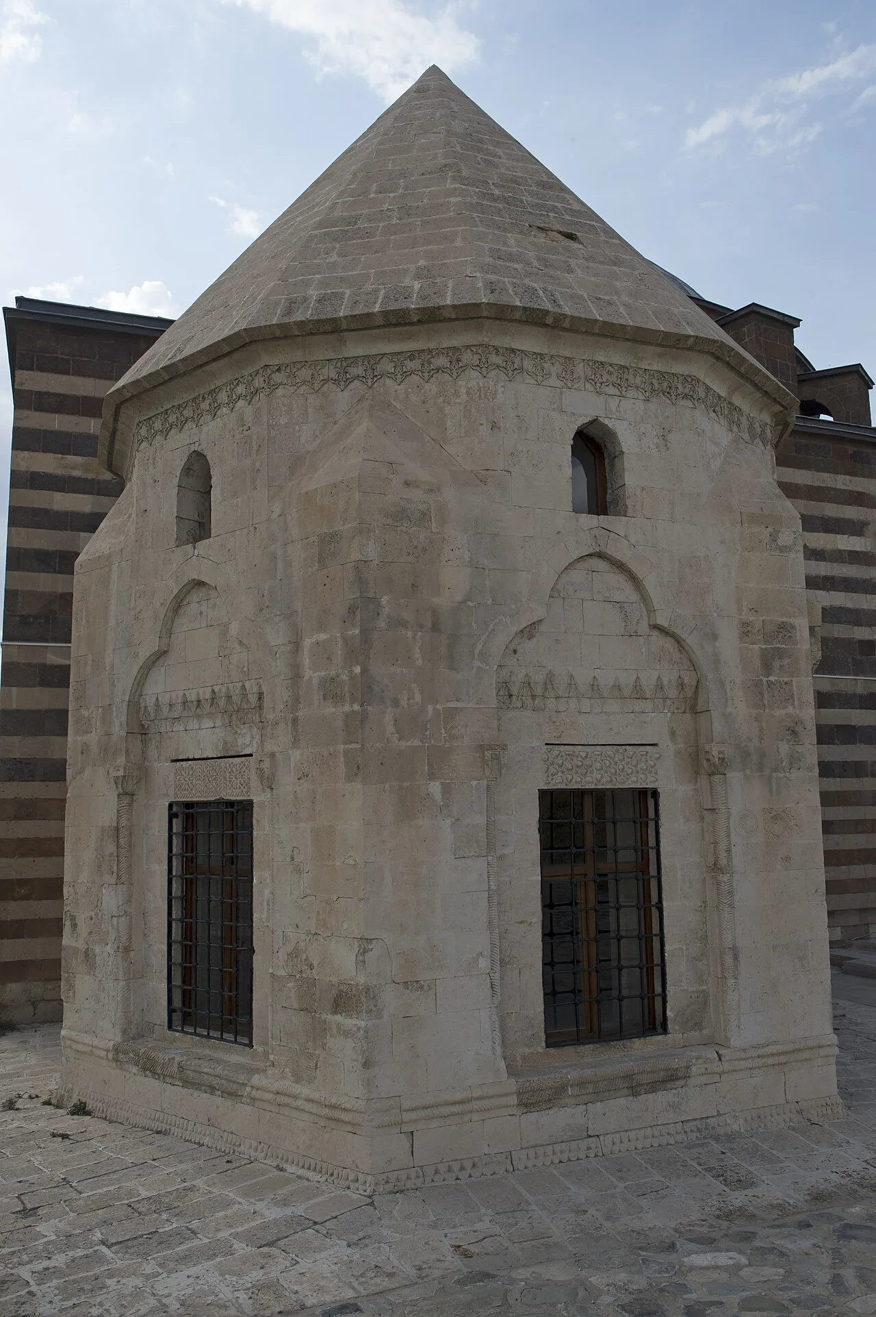 Hüsrev Paşa Türbesi - Van